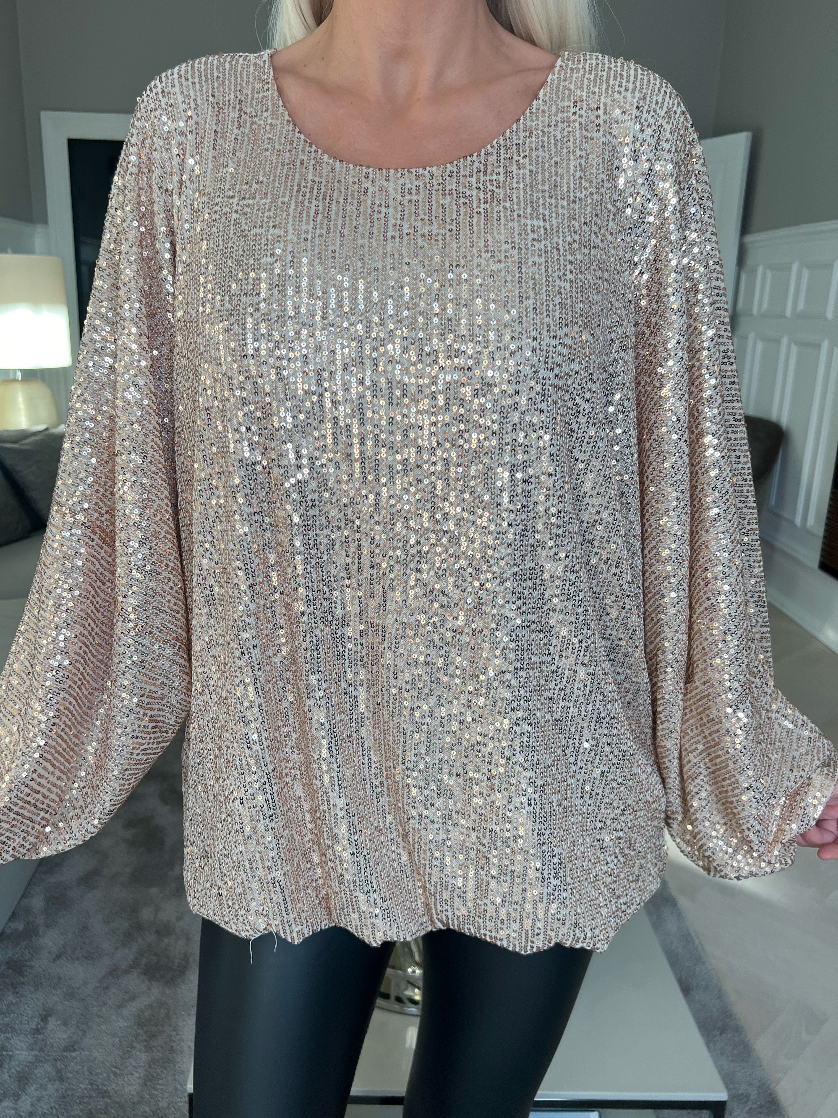 Destiny - Paljettblus med fladdermusärmar